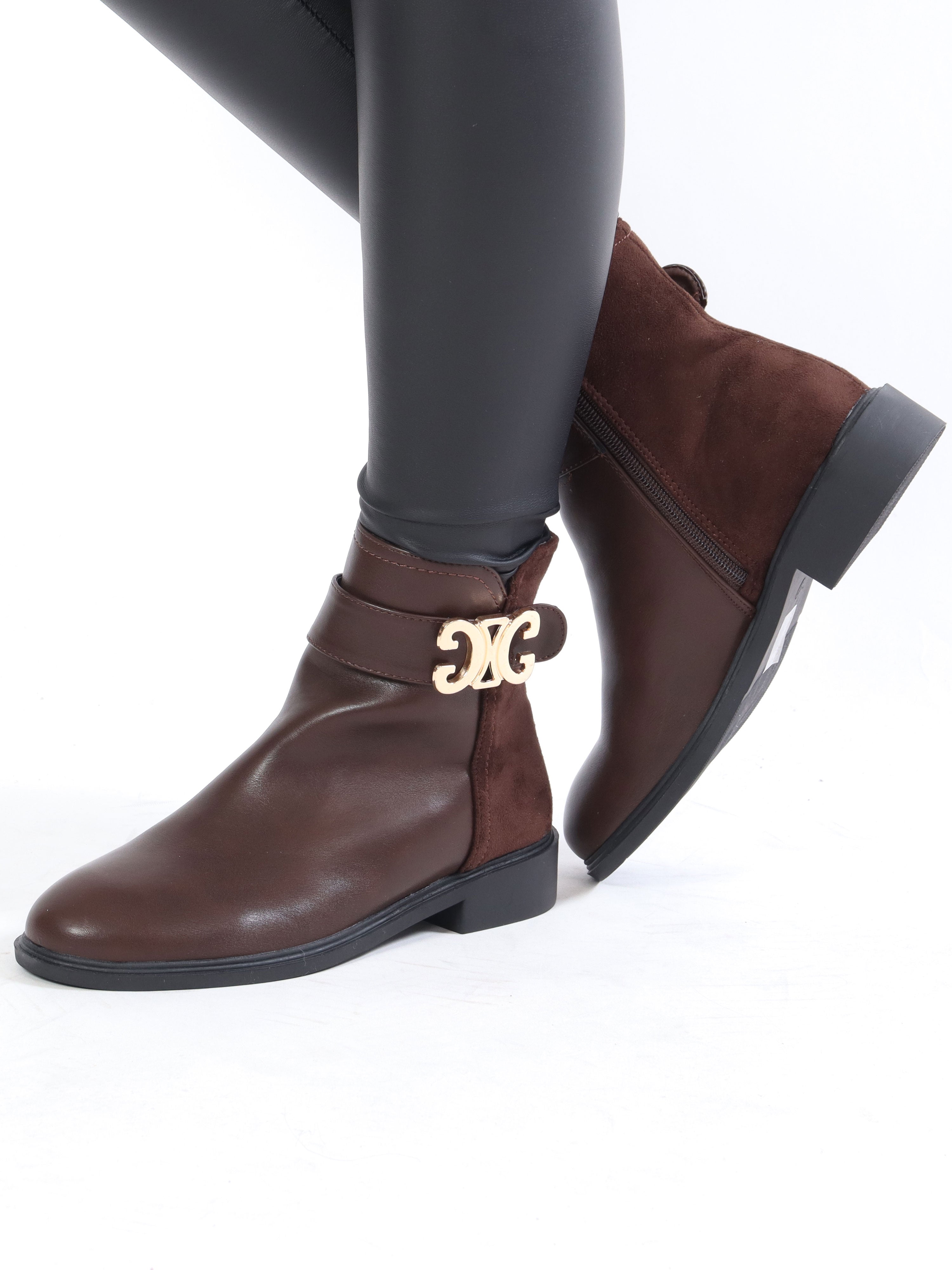 Dorita - Söta bruna stövlar med guldspänne - Brown